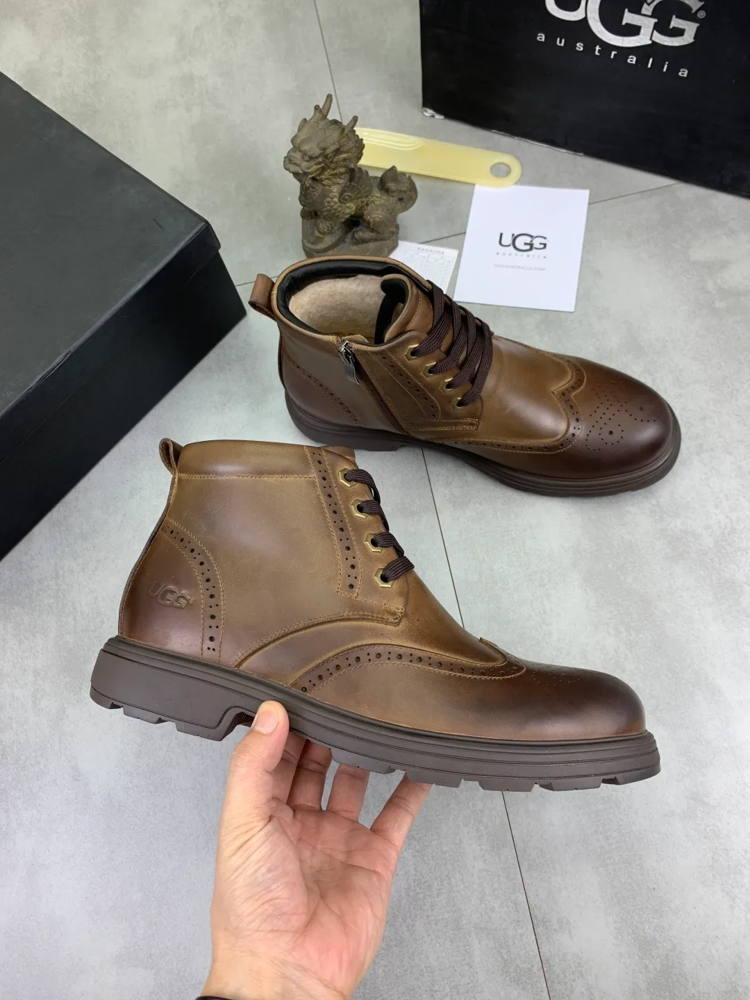 Men's shoes 💰P620 [New style] 💰 🆘 "Real wool" [UGG] 👉The popular men's shoes are synchronized with the official website 🔰The quality [proud] is not comparable to the imitations in the general market 🌀The upper is imported Italian frosted cowhide, and the lining: foot pads 🅰️Grade 🐑Real wool👻Only Grade A can show the effect The hand feels smooth and delicate 🔱The shoe shape is grand, only the factory can do it 🎄The perfect toughness of the original outsole 👻⬛️ can allow customers to say goodbye to one-time consumption. Real wool lining, super warm. Brown and gray available. Size: 38-44